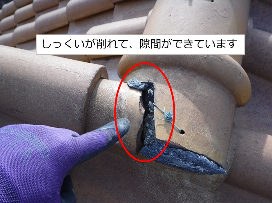 坂町　ベランダ雨漏り調査 しっくいが削れています